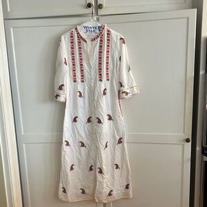 White caftan with embroidered toger and flowers